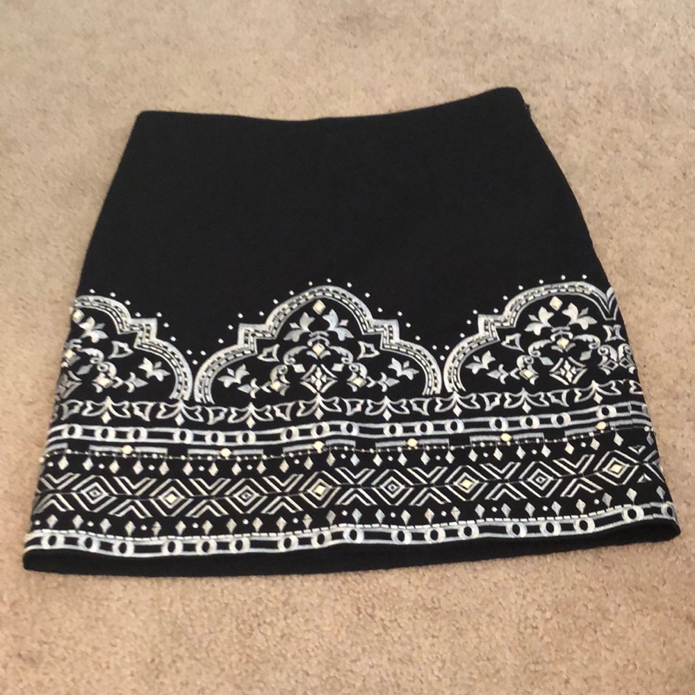 Beautifully Embroidered White House Black Market Skirt SIZE 0 EUC